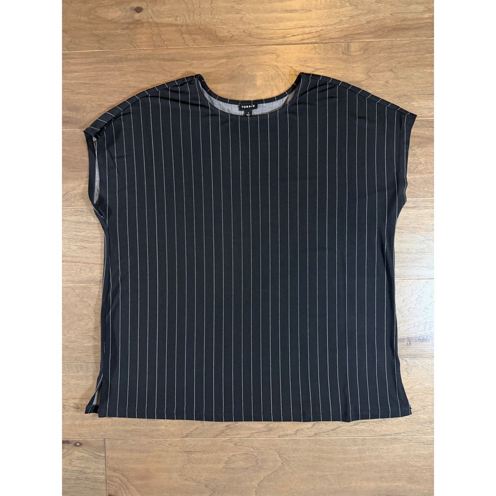 Torrid Womens Size 1 Black Pinstripe Short Sleeve Scoop Neck Blouse Side Slit